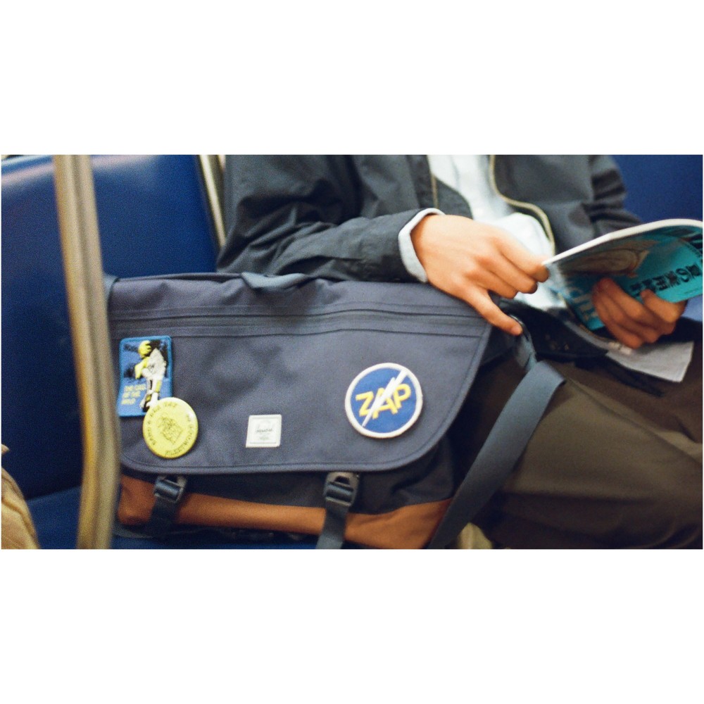 Herschel Cove újrahasznosított válltáska, 22,5L, fekete (válltáska)